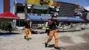 Tim penyelamat mempersiapkan peralatan mereka untuk operasi pencarian di sebuah bangunan yang rusak akibat gempa bumi di General Santos, Filipina, Selasa, 9 Juni 2026. (AP Photo/Basilio Sepe)