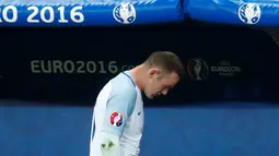Pemain timnas Inggris, Wayne Rooney tertunduk pasrah setelah Inggris menderita kekalahan 1-2 dari Islandia pada babak 16 besar Euro 2016 yang digelar di Stadion Stade de Nice, Prancis, Selasa (28/6). (REUTERS/Kai Pfaffenbach Livepic)