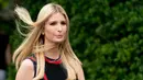 Penasihat Gedung Putih yang juga putri Presiden Amerika Serikat Donald Trump, Ivanka Trump tiba menghadiri acara "White House Sports and Fitness Day" di Gedung Putih, Washington, AS, (30/5). (AP Photo / Susan Walsh)