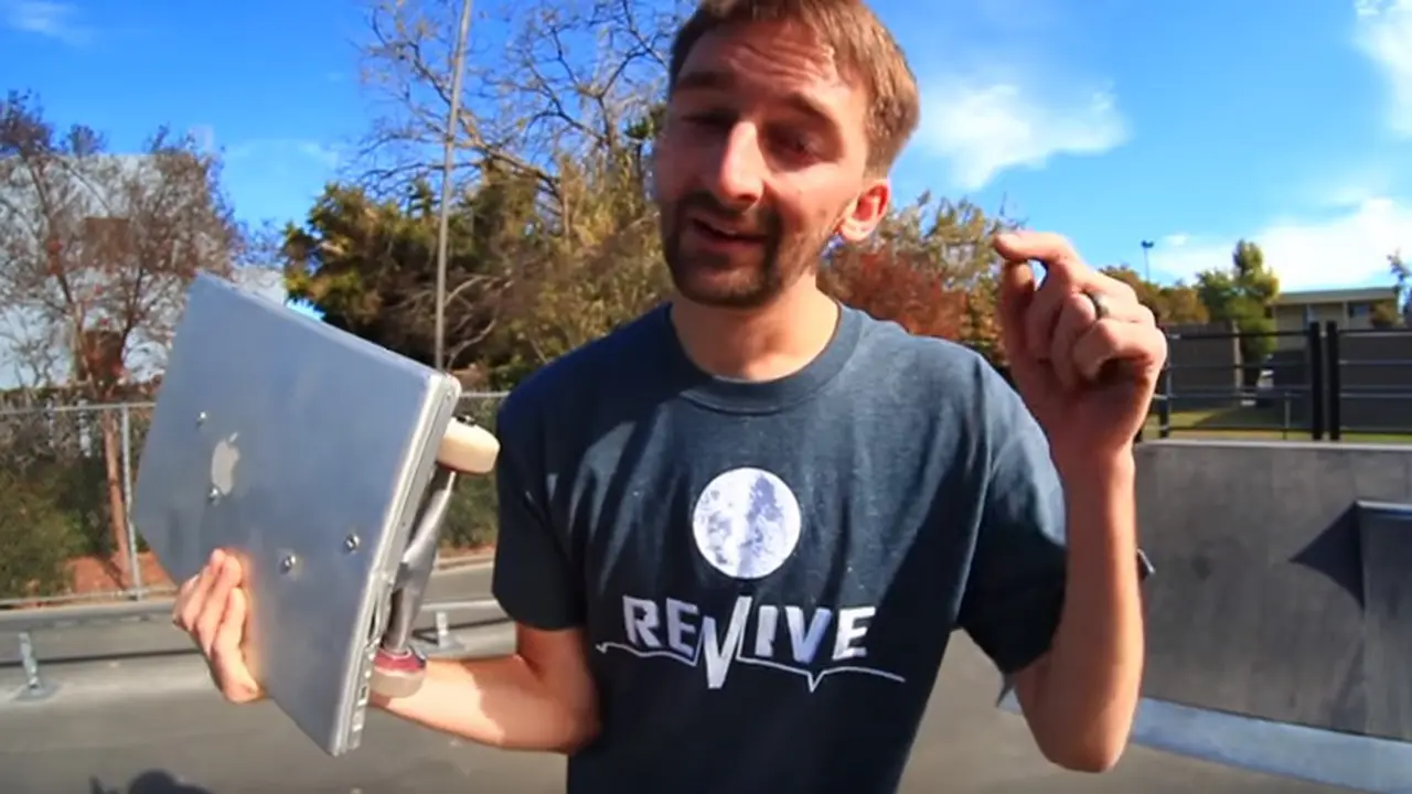 Tak Biasa, Pria Ini Jadikan Macbook Pro Sebagai Skateboard