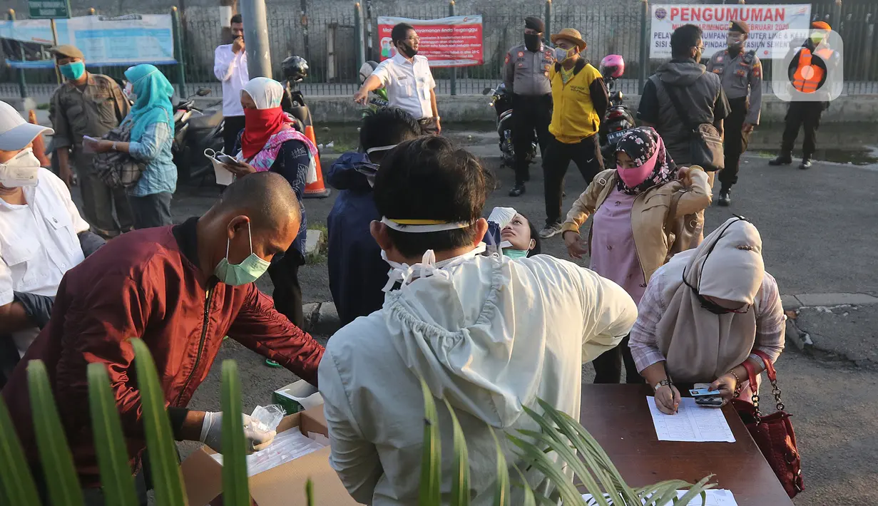 Petugas medis melakukan tes swab kepada pengguna KRL Commuter Line dengan metode polymerase chain reaction (PCR) di Stasiun Bekasi, Selasa, (5/5/2020). Pemkot Bekasi melakukan tes swab secara massal setelah tiga penumpang KRL dari Bogor terdeteksi terpapar virus corona (Liputan6.com/Herman Zakharia)