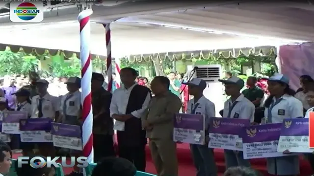Jokowi Bagikan 1.100 Kartu Indonesia Pintar di Kupang
