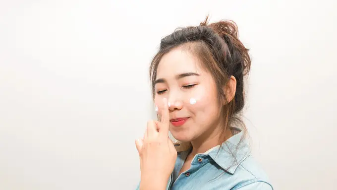Tips Memilih Sunscreen yang Nggak Bikin Makeup Longsor Seharian