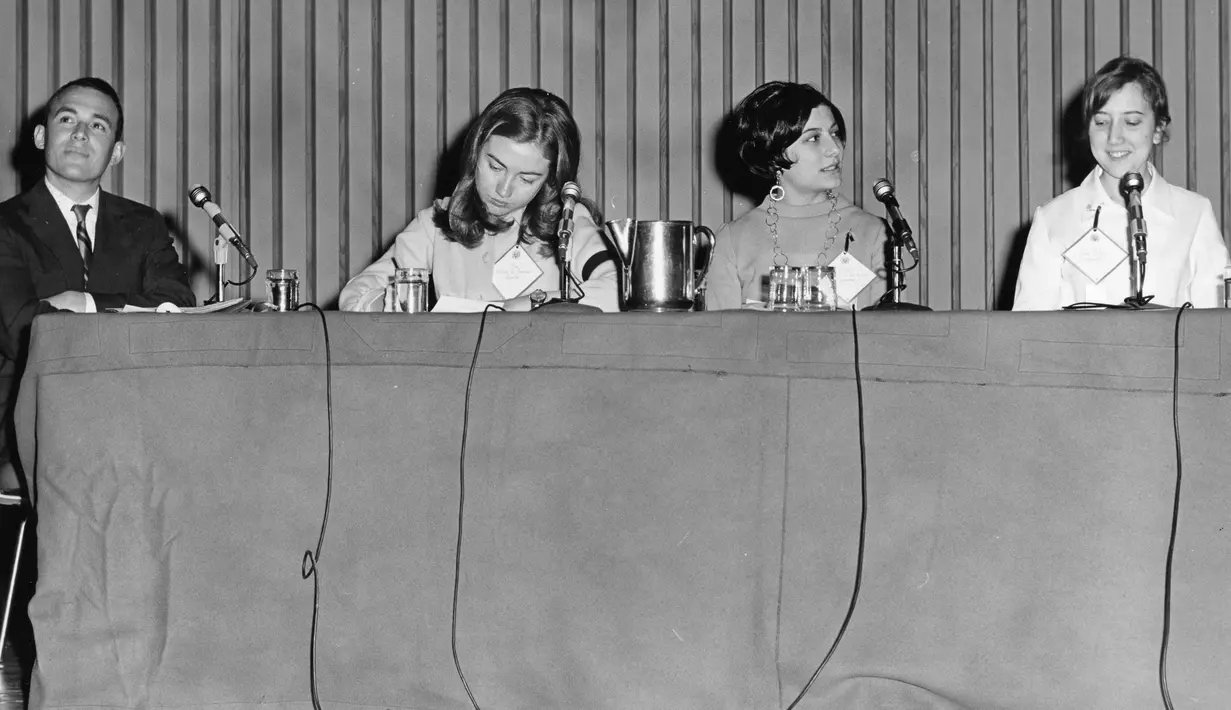 Capres perempuan pertama AS, Hillary Clinton (kedua kiri) digambarkan sebagai mahasiswi berprestasi di kampusnya Wellesley College di Boston, Massachusetts, AS. (Wellesley College Archives/Handout via REUTERS)