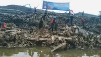 Aksi Bersih-Bersih Longsoran Sampah di Sungai Cisadane