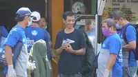 Relawan PPPPTK IPA dan Pemkot Bandung membagikan 5.000  hand sanitizer secara bertahap di wilayah Rw 04 Kelurahan Citarum, Senin (30/3/2020). (sumber foto : Humas Pemkot Bandung)