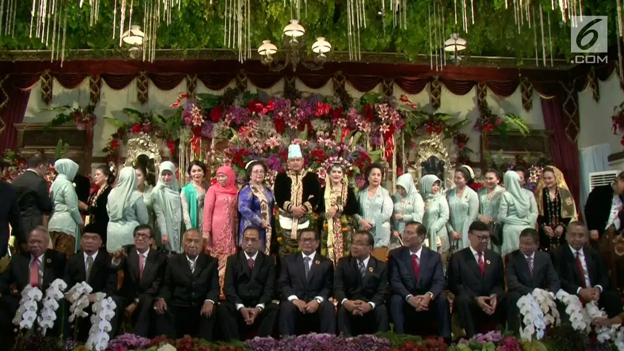 Ketika Para Menteri Duduk Dibawah dan Foto Bersama Pengantin Kahiyang-Bobby