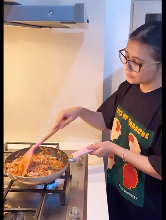 Prilly Latuconsina mengaku memasak adalah salah satu cara membuat moodnya menjadi lebih baik. "Morning Routine! (Kalo jadi istri) HAHAHA CANDA! Kegiatan pagiku kalo gak kerja dari pagi. Aku sempetin masak dulu karena kalo masak moodku lebih bagus," tulis prillylatuconsina96. [Instagram/prillylatuconsina96]