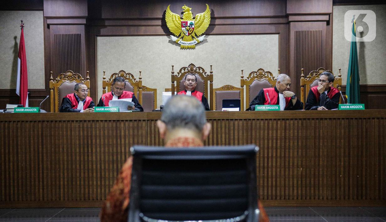 Majelis hakim membacakan putusan kasus dugaan suap proyek PLTU Riau-1 dengan terdakwa Sofyan Basir di Pengadilan Tipikor, Jakarta, Senin (4/11/2019). Sofyan divonis bebas lantaran dinilai tidak terbukti secara sah dan meyakinkan sebagaimana dakwaan pertama dan kedua. (Liputan6.com/Faizal Fanani)