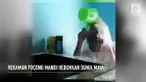 Seorang warganet memarodikan pocong mandi.