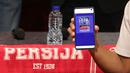 Pemain Persija Jakarta, memperlihatkan NFT Persija Jakarta saat konferensi pers Persija X Virtualness di Persija Store, Plaza Festival, Kuningan, Jakarta, Kamis (27/07/2023). (Bola.com/Bagaskara Lazuardi)