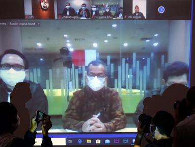 Mantan Dirut PT Garuda Indonesia, Emirsyah Satar didampingi kuasa hukumnya mendengarkan Majelis Hakim membacakan vonis saat sidang vidco di Gedung KPK, Jakarta, Jumat(8/5/2020). (merdeka.com/Dwi Narwoko)
