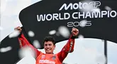 Pembalap MotoGP asal Spanyol dari Tim Ducati Lenovo, Marc Marquez merayakan gelar juara dunianya di podium setelah balapan MotoGP Grand Prix Jepang di Mobility Resort Motegi, Motegi, Prefektur Tochigi, pada Minggu 28 September 2025. (Toshifumi KITAMURA/AFP)