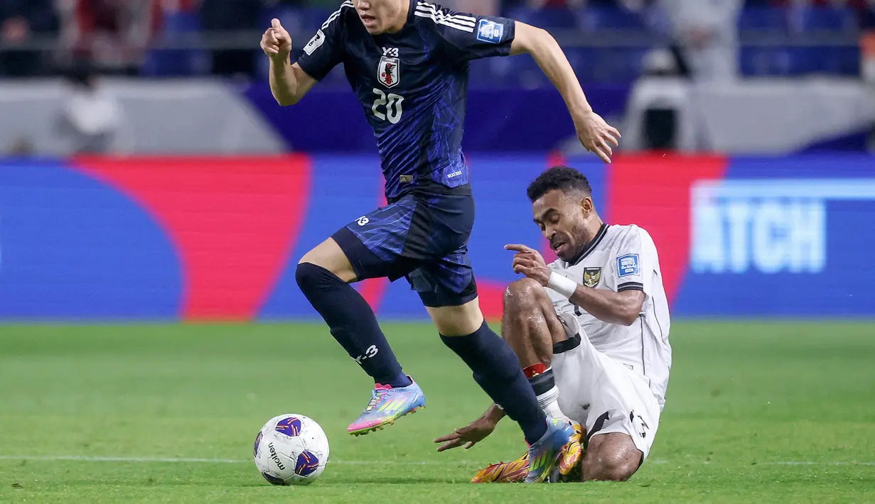 Pemain Timnas Indonesia, Yance Sayuri (kanan) berusaha merebut bola dari pemain Jepang, Kota Tawaratsumida dalam laga terakhir putaran ketiga Grup C Kualifikasi Piala Dunia 2026 di Suita Stadium, Jepang, Selasa (10/06/2025). (AFP/Paul Miller)