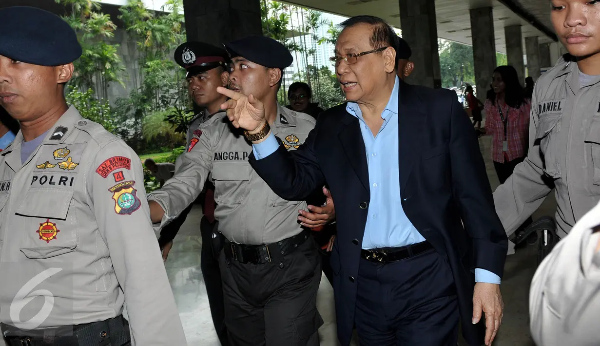 Wakil Ketua MKD yang baru dilantik, Kahar Muzakir menjadi sorotan setelah diketahui keluar dari ruangan Setya Novanto sebelum berlangsungnya sidang MKD, Senayan, Jakarta, Selasa (1/12/2015). (Liputan6.com/Johan Tallo)