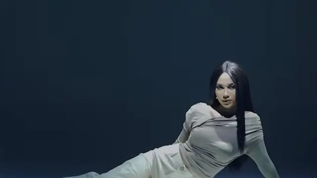 Tampilan Berbeda Azizah Salsha Jadi Bintang Iklan Parfum Milik Rachel Vennya. [@azizahsalsha_]