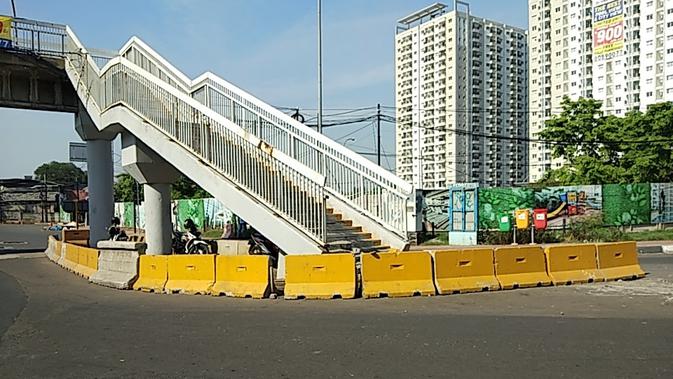 Jembatan Penyeberangan Orang (JPO) terletak di tengah Jalan Dewi Sartika, Jakarta Timur. (Liputan6.com/Ady Anugrahadi)