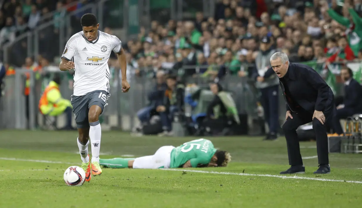 Pelatih Manchester United, Jose Mourinho (kanan) memotivasi Marcus Rashford melawan pemain Saint-Etienne pada leg kedua babak 32 besar Liga Europa di Geoffroy Guichard stadium, Saint-Etienne, (22/2/2017). (AP Photo/Laurent Cipriani)