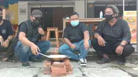 Pedagang dan Pemilik Cafe Memasak Batu Karena PPKM Diperpanjang. (Selasa, 03/08/2021). (Liputan6.com/Yandhi Deslatama).