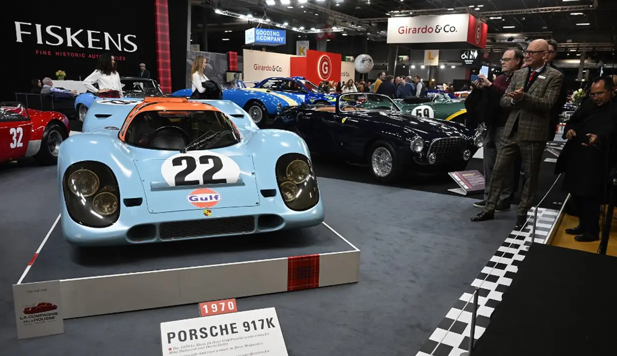 Pengunjung melihat Porsche 917K yang dipamerkan pada pameran mobil klasik internasional Retromobile edisi ke-47 di Paris Expo Porte de Versailles, Paris, Prancis, 31 Januari 2023. Retromobile yang berlangsung pada tanggal 1 hingga 5 Februari 2023 menawarkan kesempatan kepada pengunjung untuk menemukan kembali model dan koleksi mobil klasik. (Emmanuel DUNAND/AFP)