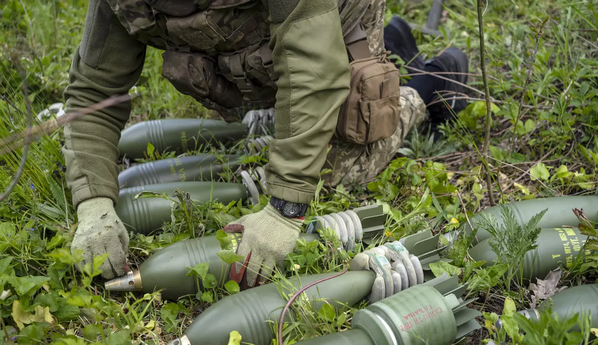 Prajurit Ukraina menyiapkan mortir untuk ditembakkan ke posisi Rusia di wilayah Kharkiv, Ukraina, 17 Mei 2022. (AP Photo/Bernat Armangue)