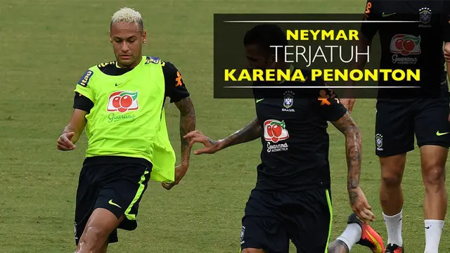 Video Neymar terjatuh saat penonton tidak terkendali di sesi latihan Brasil pada Sabtu (3/9).