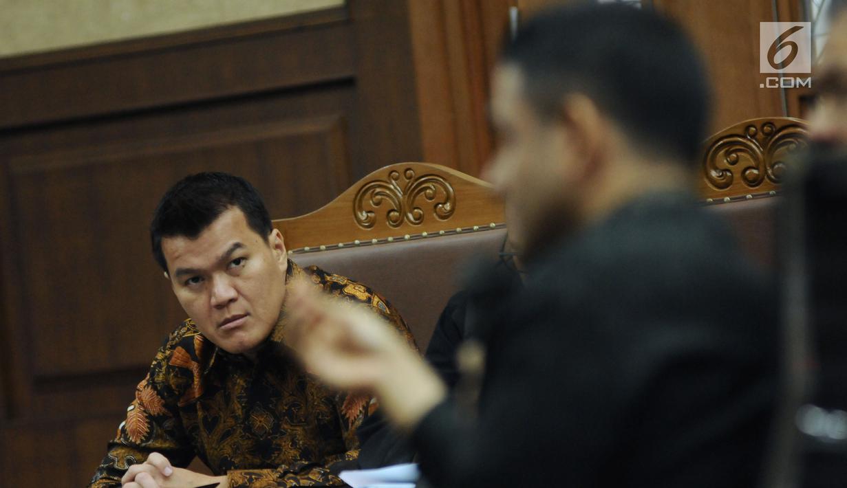 Terdakwa dugaan korupsi proyek e-KTP Andi Agustinus alias Andi Narogong menyimak kesaksian mantan Bendahara Umum Partai Demokrat M Nazaruddin di Pengadilan Tipikor, Jakarta, Senin (20/11). (Liputan6.com/Helmi Fithriansyah)