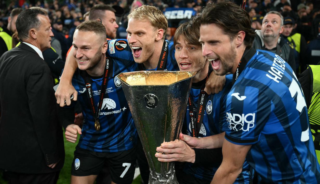 Pemain Atalanta, Mitchel Bakker (kedua kiri) merayakan juara Liga Europa bersama rekan-rekannya setelah menang dengan skor 3-0 atas Bayer Leverkusen pada laga final yang berlangsung di the Dublin Arena Stadium, Dublin, Irlandia, 22 Mei 2024. (AFP/Paul Ellis)
