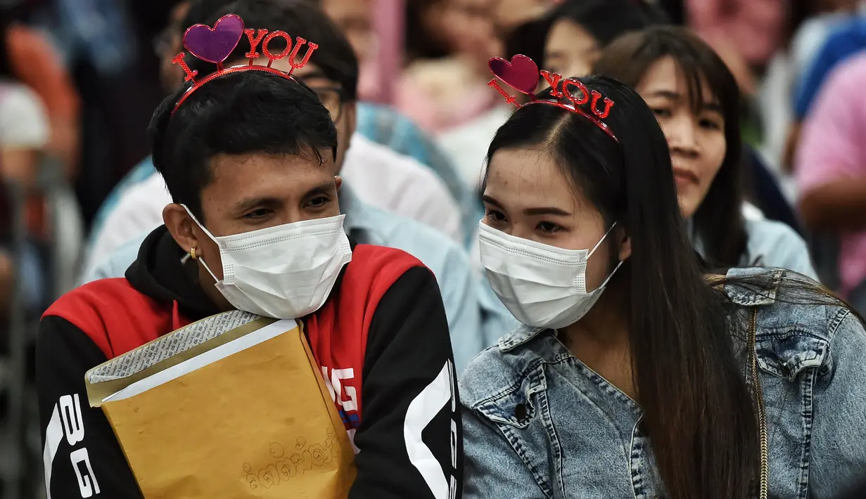 Sepasang suami istri menunggu untuk mendaftarkan surat nikah mereka pada Hari Valentine di Bang Rak atau Distrik Cinta di Bangkok, Thailand, Jumat (14/2/2020). Banyak pasangan menikah di Distrik Cinta karena mereka percaya akan membawa keberuntungan dan cinta yang tahan lama. (Lillian SUWANRUMPHA/AF