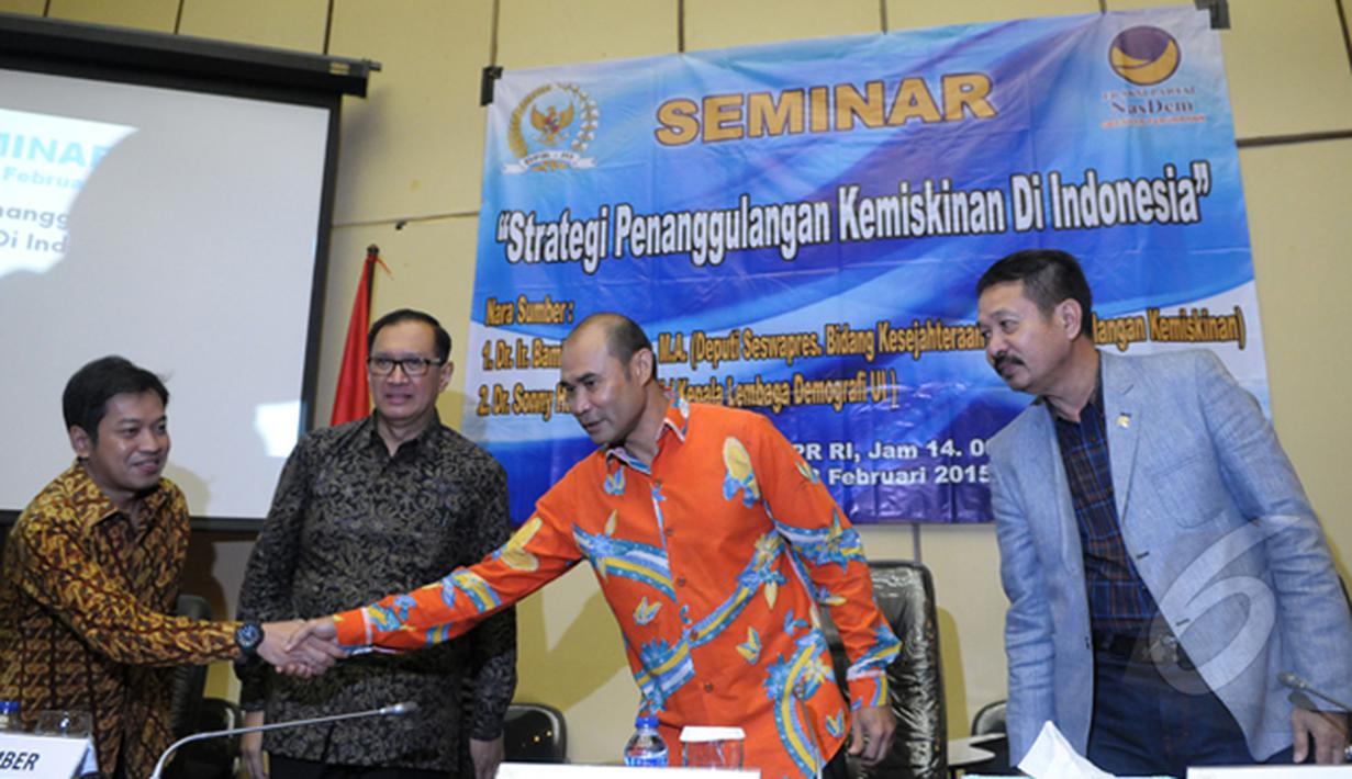  Victor Laiskodat (kedua dari kanan) bersalaman dengan Sonny Harry B Harmadi (kiri) saat seminar di Gedung DPR, Jakarta Jumat (13/2/2015). Seminar membahas tentang Strategi Penanggulangan Kemiskinan diIndonesia. (Liputan6.com/Andrian M Tunay)