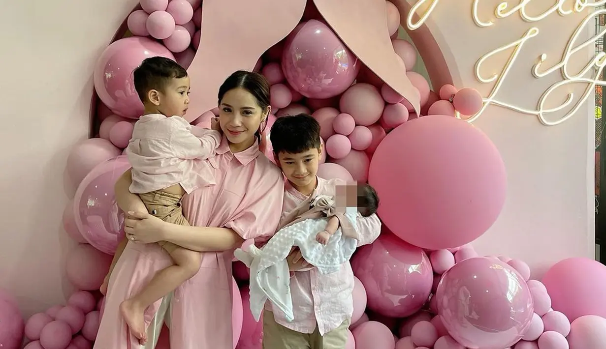 Ketika prosesi memotong rambut Lily, Nagita tak kuasa menahan haru. Keinginannya untuk memiliki anak perempuan terwujud, meski dengan jalan yang berbeda. Acara akikah bernuansa pink yang digelar sederhana ini dihadiri oleh keluarga dan sahabat dekat. Wajah Baby Lily yang sedikit terlihat di momen akikah, bikin netizen salah fokus dan memuji paras Lily cantik seperti Nagita Slavina. (Liputan6.com/IG/raffinagita1717)
