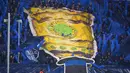 Dukungan suporter Paderborn dengan membentangkan spanduk raksasa saat timnya melawan Bayern Munchen pada laga Piala DFB Pokal di Benteler-Arena, Paderborn, (6/2/2018). Bayern menang telak 6-0. (AFP/Patrik Stollarz)