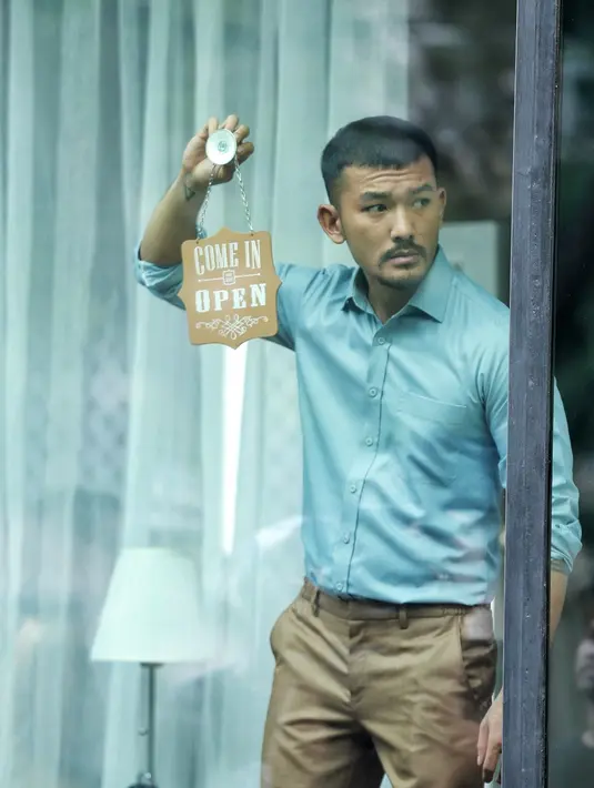 Menurut penuturannya, ia hanya mengawal. Ia menyebarkannya lewat media sosial dan ingin mengetahui secara langsung kejadian yang sebenarnya. Suami Atiqah Hasiholan ini pun rela mengawalnya sampai tuntas. (Adrian Putra/Bintang.com)