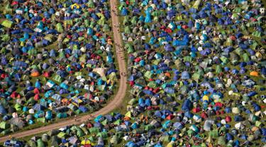 Pemandangan udara menunjukkan deretan tenda di lokasi kemah Festival Glastonbury, Worthy Farm, Somerset, Inggris, Kamis (27/6/2019). Salah satu festival musik terbesar dan bergengsi di dunia ini resmi dibuka. (Aaron Chown / PA Wire (/ PA via AP)