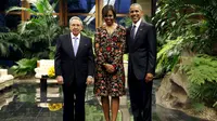 (Ki-ka) Presiden Kuba Raul Castro, Ibu Negara Amerika Serikat, Michelle Obama dan Presiden AS Barack Obama berfoto bersama saat tiba untuk menghadiri makan malam kenegaraan di Istana Revolusi, Havana, Senin (21/3). (REUTERS/Jonathan Ernst)