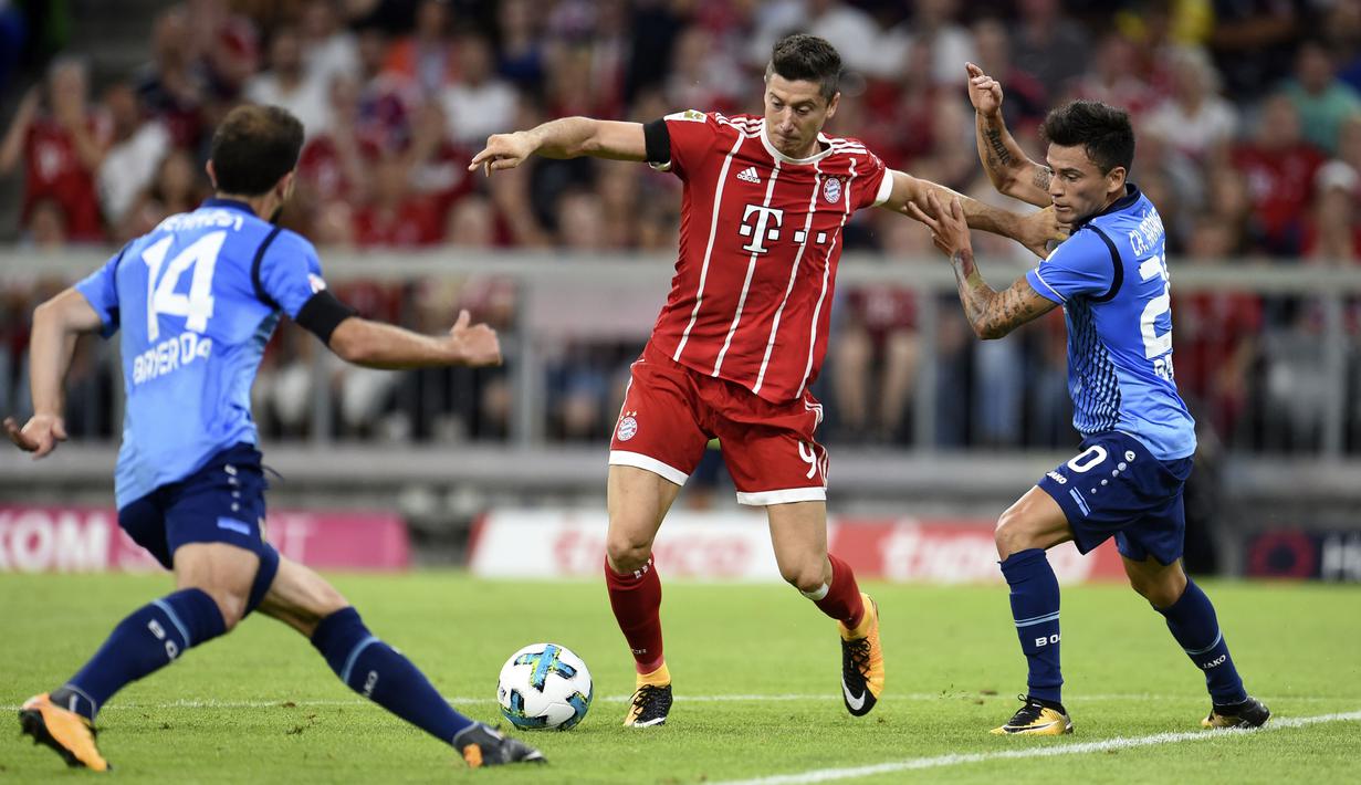 Pemain Bayern Munchen, Robert Lewandowski mencoba melewati adangan pemain Bayer Leverkusen pada laga Bundesliga di Allianz Arena, Munich,  (18/8/2017). Bayern menang 3-1. (Andreas Gebert/dpa via AP)