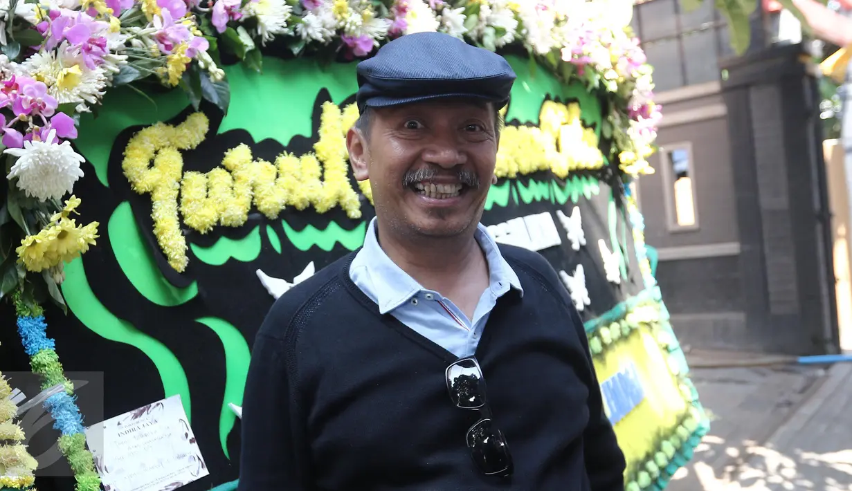 Komedian Polo saat melayat ke rumah duka Alm Eko Koeswoyo alias Eko DJ di kawasan Pondok Kelapa, Jakarta, Selasa (28/3). Eko DJ Ia meninggalkan satu orang istri yakni Dewi Sari Krisna Ndaru, dan dua orang anak. (Liputan6.com/Herman Zakharia)