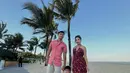 Gaya elegan Nikita Willy memang selalu menarik untuk dijadikan inspirasi. Setelah menikah, gaya couple bersama sang suami, Indra Priawan juga banyak dibicarakan. Kondangan ke Bali, Nikita dan Indra tampil kompak dengan outfit bernuansa merah, menggemaskan sambil gandeng anak. [Foto: Instagram/nikitawillyofficial94]