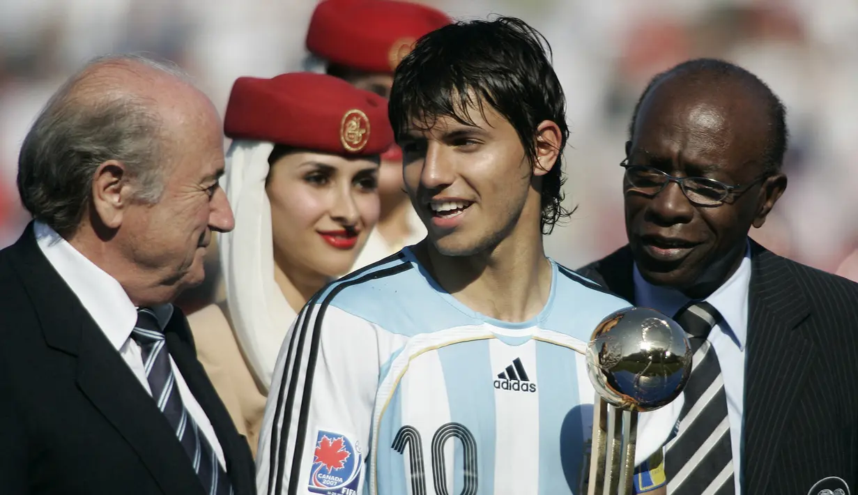 Sergio Aguero dianugerahi trofi Bola Emas oleh Presiden FIFA, Sepp Blatter (kiri) setelah laga final Piala Dunia U-20 antara Argentina menghadapi Republik Ceska di National Soccer Stadium, Toronto, Kanada (22/7/2007). Sergio Aguero sukses meraih gelar pemain terbaik dan top skor secara bersamaan pada Piala Dunia U-20 edisi 2007 di Kanada. Sebagai top skor, ia mampu mencetak 6 gol sepanjang turnamen dan berhasil membawa Argentina menjadi juara. (AFP/Geoff Robins)