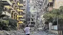 Seorang pria melihat kerusakan di lokasi serangan Israel di Tyre, Lebanon Selatan, pada Kamis 28 Mei 2026. (KAWANT HAJU/AFP)
