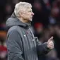 Pelath Arsenal, Arsene Wenger memberikan arahan kepada timnya saat melawan Crystal Palace pada lanjutan Premier League di Emirates stadium, London, (20/1/2018). Arsenal menang 4-1. (AP/Frank Augstein)