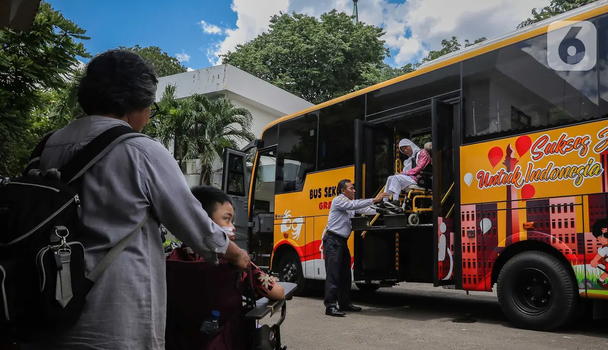 Unit Pengelola Angkutan Sekolah (UPAS) Dishub DKI Jakarta mengoperasikan 5 unit armada bus sekolah khusus untuk penyandang disabilitas. (Liputan6.com/Angga Yuniar)