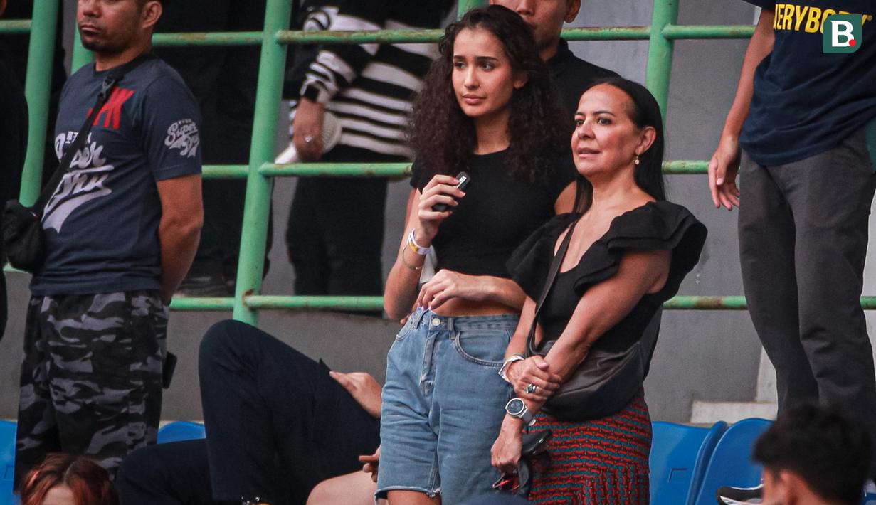 Ibu (kiri) dan kekasih kiper Arema FC, Julian Schwarzer terlihat menonton langsung laga pekan kesembilan BRI Liga 1 2023/2024 antara Persija Jakarta Vs Arema FC di Stadion Patriot Candrabhaga, Bekasi, Minggu (20/08/2023). (Bola.com/Bagaskara Lazuardi)