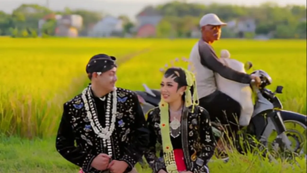 Kocaknya Proses Foto Prewedding di Sawah, Ada Saja Godaannya