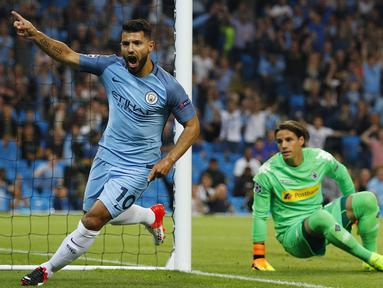 Penyerang Manchester City, Sergio Aguero, merayakan gol yang dicetaknya ke gawang Borussia M'Gladbach pada laga Liga Champions di Stadion Etihad, Manchester, Inggris, Kamis (15/9/2016). City menang 4-0 atas Gladbach. (Reuters/Phil Noble)