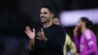 Manajer Arsenal, Mikel Arteta, memberi aplaus ke fans setelah laga kontra Aston Villa di Villa Park, Birmingham, Selasa (1/9/2026) dini hari WIB. (Darren Staples / AFP)