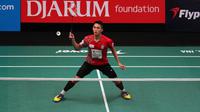 Pemain Musica Champions, Jonatan Christie, ikut membantu timnya menang 5-0 atas tim Hitachi pada laga Djarum Superliga Badminton 2017 di DBL Arena, Surabaya, Senin (20/2/2017). (Bola.com/Fahrizal Arnas)