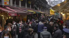 Pengunjung membeli makanan dan perlengkapan untuk merayakan Tahun Baru di distrik perbelanjaan Ueno di Tokyo, Selasa (29/12/2020). Tokyo melaporkan peningkatan kasus virus corona menjelang musim libur tahun baru, dimana biasanya masyarakat yang tinggal di ibu kota akan mudik. (Kazuhiro NOGI/AFP)