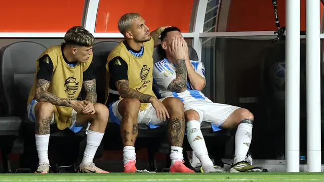 Foto: Beda Ekspresi Lionel Messi, Sempat Mewek Diganti Berujung Senyum Lebar saat Angkat Trofi