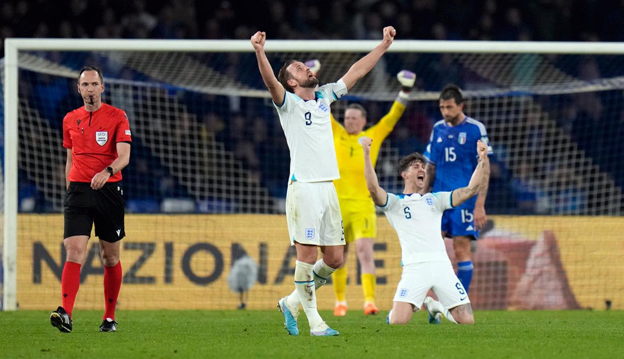 Pemain Inggris Harry Kane merayakan kemenangan atas Italia pada akhir pertandingan sepak bola Grup C Kualifikasi Euro 2024 di Diego Armando Maradona Stadium, Naples, Italia, Kamis (23/3/2023). (AP Photo/Alessandra Tarantino)